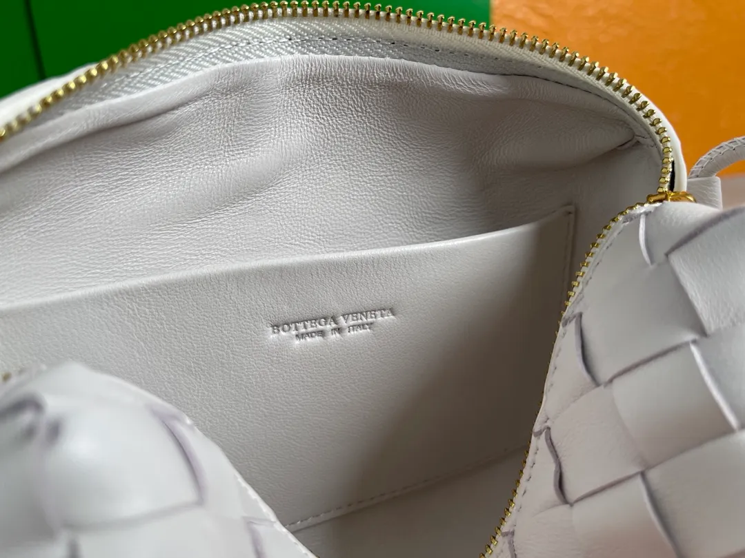 Batch 1160 BOTTEGA VENETA/Bottega 2021 new women's POUCH crossbody bag clutch, lntfecciato woven leather crossbody mini handbag, single internal open pocket, zipper closure, computer embroidered leather shoulder strap can be adjusted in length, model: 6684 Color: White Origin: Italy Size: 17*12*8